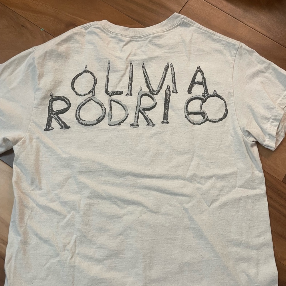 Olivia Rodrigo guts tour tee - Picture 2 of 3